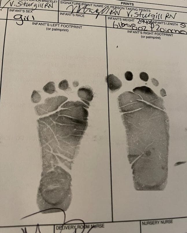 Así como publicaba fotos de la bebé, de sus piecitos y de cómo lucía el hogar de la pareja a su llegada del hospital, el productor dio a conocer la cuenta de Instagram de la bebé, que un par de días después de su nacimiento sumaba 568 mil seguidores. "Con una semana de vida, ya es una influencer", bromeó el sábado 29 de mayo.