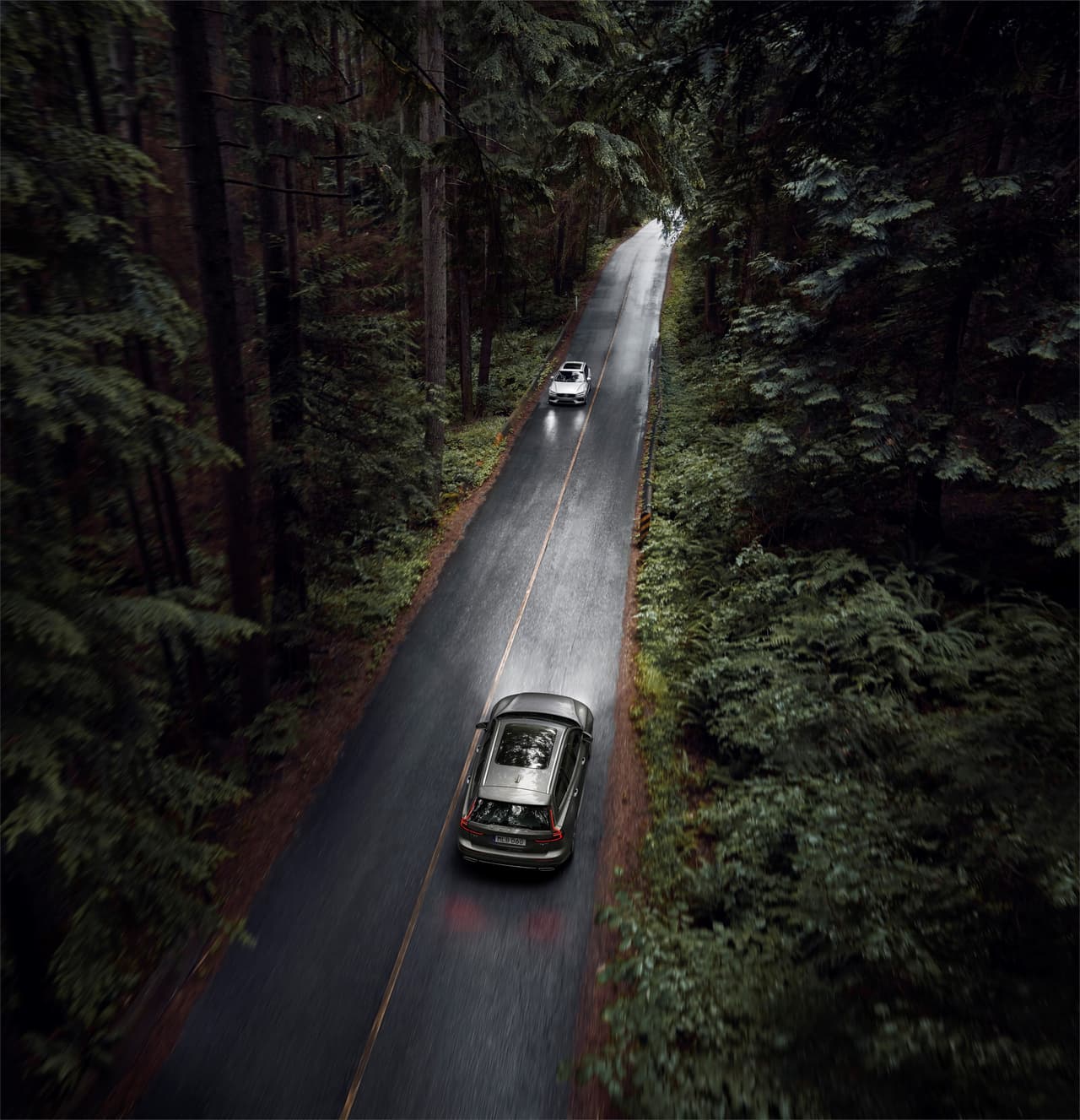 Para 2020, el V60 llega con advertencia de salida de carril, asistencia de mantenimiento de carril, advertencia de colisión delantera, detección de peatones, frenado automático de emergencia delantero, mitigación de salida de carretera, mitigación de colisión en sentido contrario, reconocimiento de señales de tráfico y una cámara retrovisora.