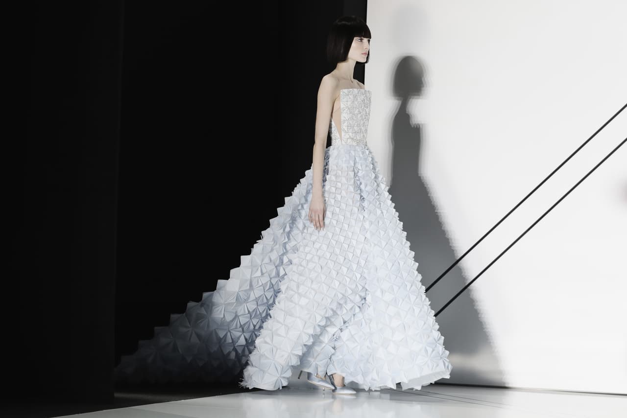 O que apostara por un vestido en apariencia sencillo pero de compleja elaboración, como éste presentado en las últimas pasarelas de París con superposiciones casi arquitectónicas en la tela.