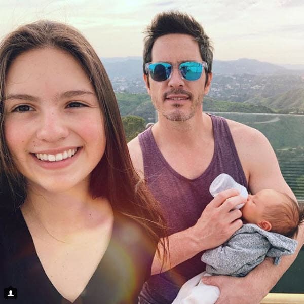 Mauricio Ochmann es padre de dos hijas y en las imágenes que publica en Instagram se muestra divertido y cariñoso.