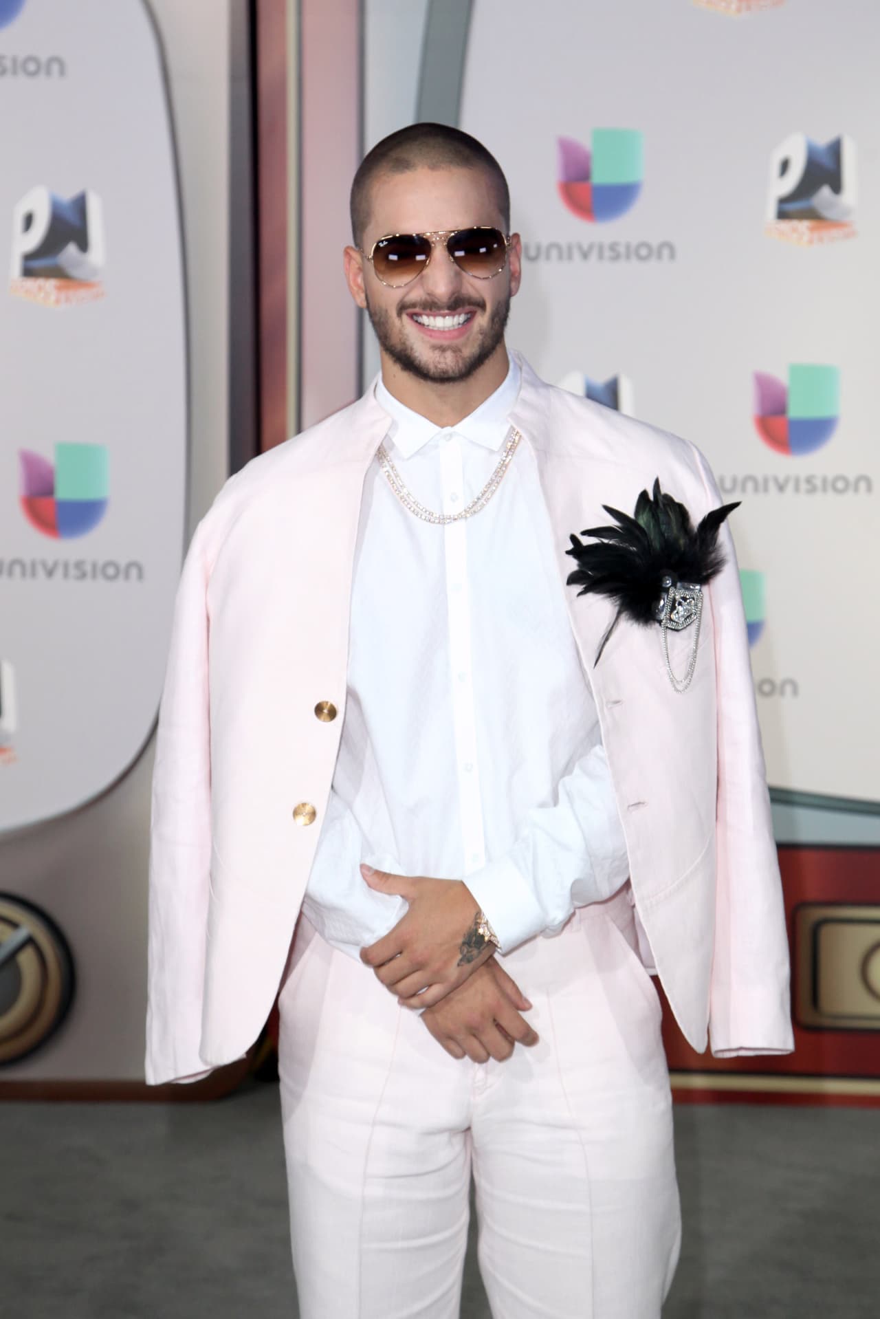 La elegancia invadió a Maluma en 2016, cuando llegó a la alfombra usando este traje color palo de rosa.