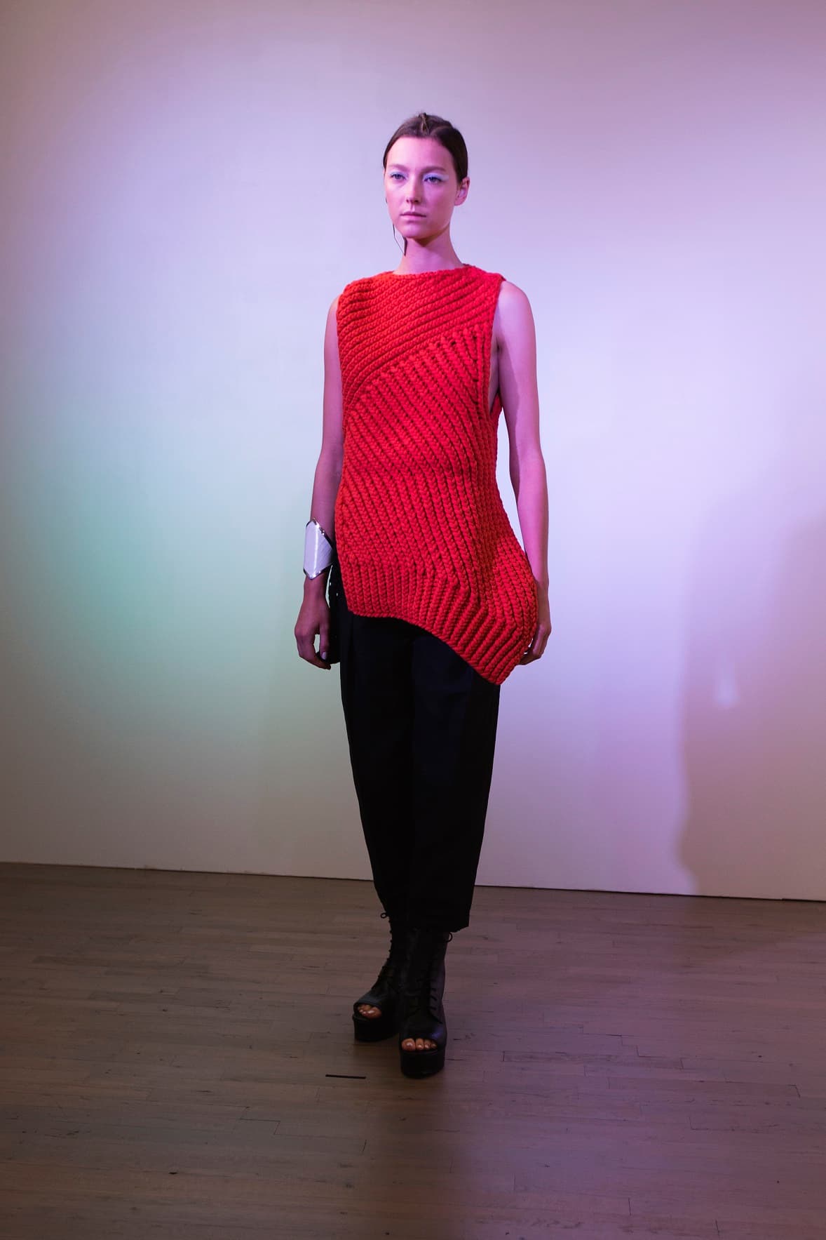 Para muestra basta un botón y ver los modelos que resaltan por la atención al detalle, la cual es una de las características que usa Alfaro en sus diseños. Diseñador Víctor Alfaro. NYFW, Spring/Summer 2016 - 09/09/2015