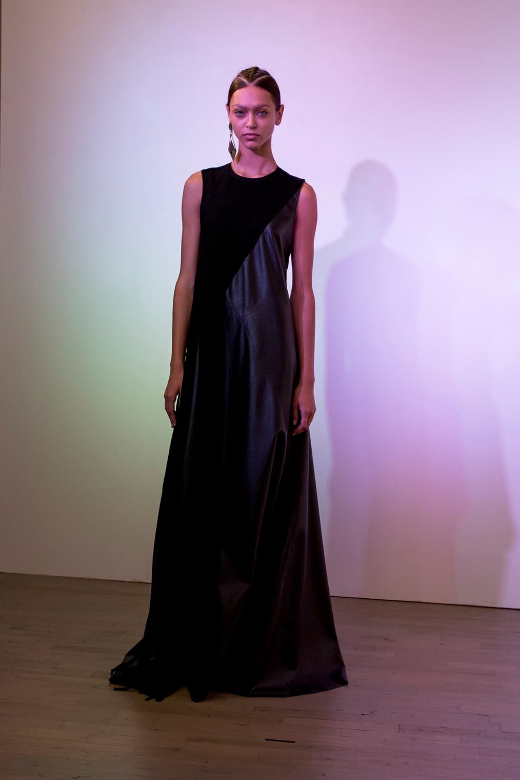 Aunque lo académicamente lo avalan sus estudios en la Fashion Institute of Technology de Nueva York. Diseñador Víctor Alfaro. NYFW, Spring/Summer 2016 - 09/09/2015