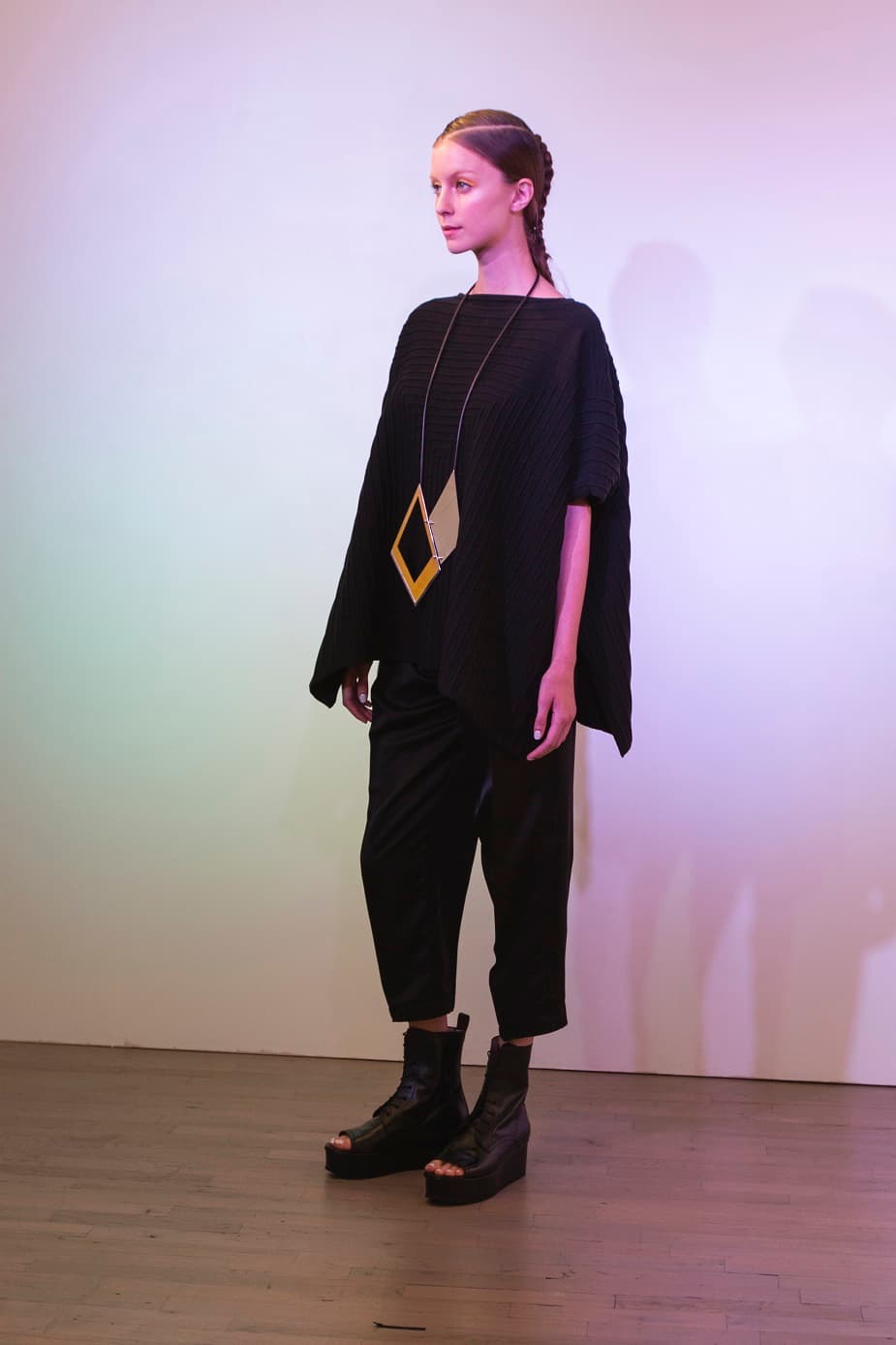 Para los cortes de piel el método que usa es especial y es por rayo láser. Diseñador Víctor Alfaro. NYFW, Spring/Summer 2016 - 09/09/2015