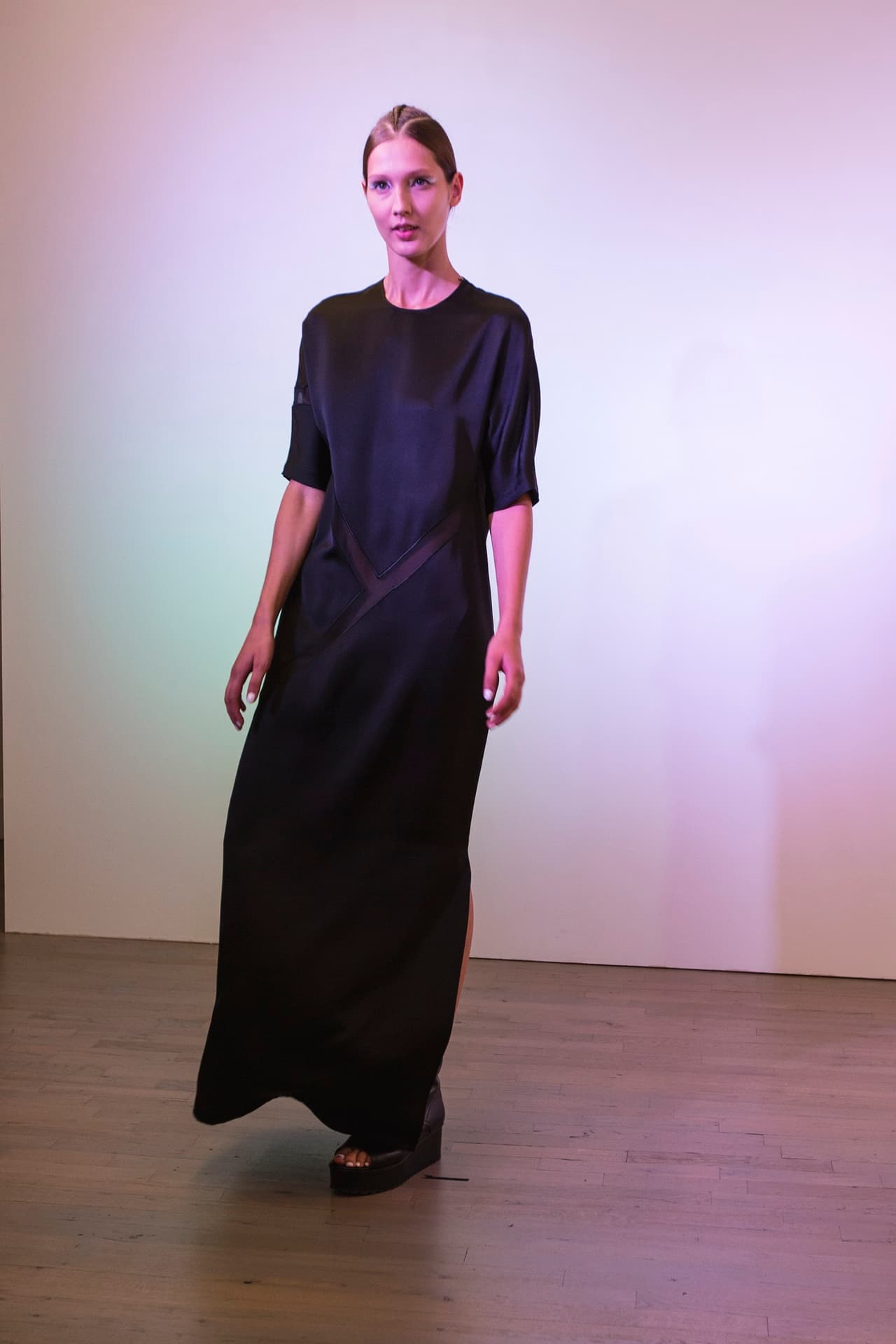 El negro nunca puede faltar en la pasarela. Diseñador Víctor Alfaro. NYFW, Spring/Summer 2016 - 09/09/2015