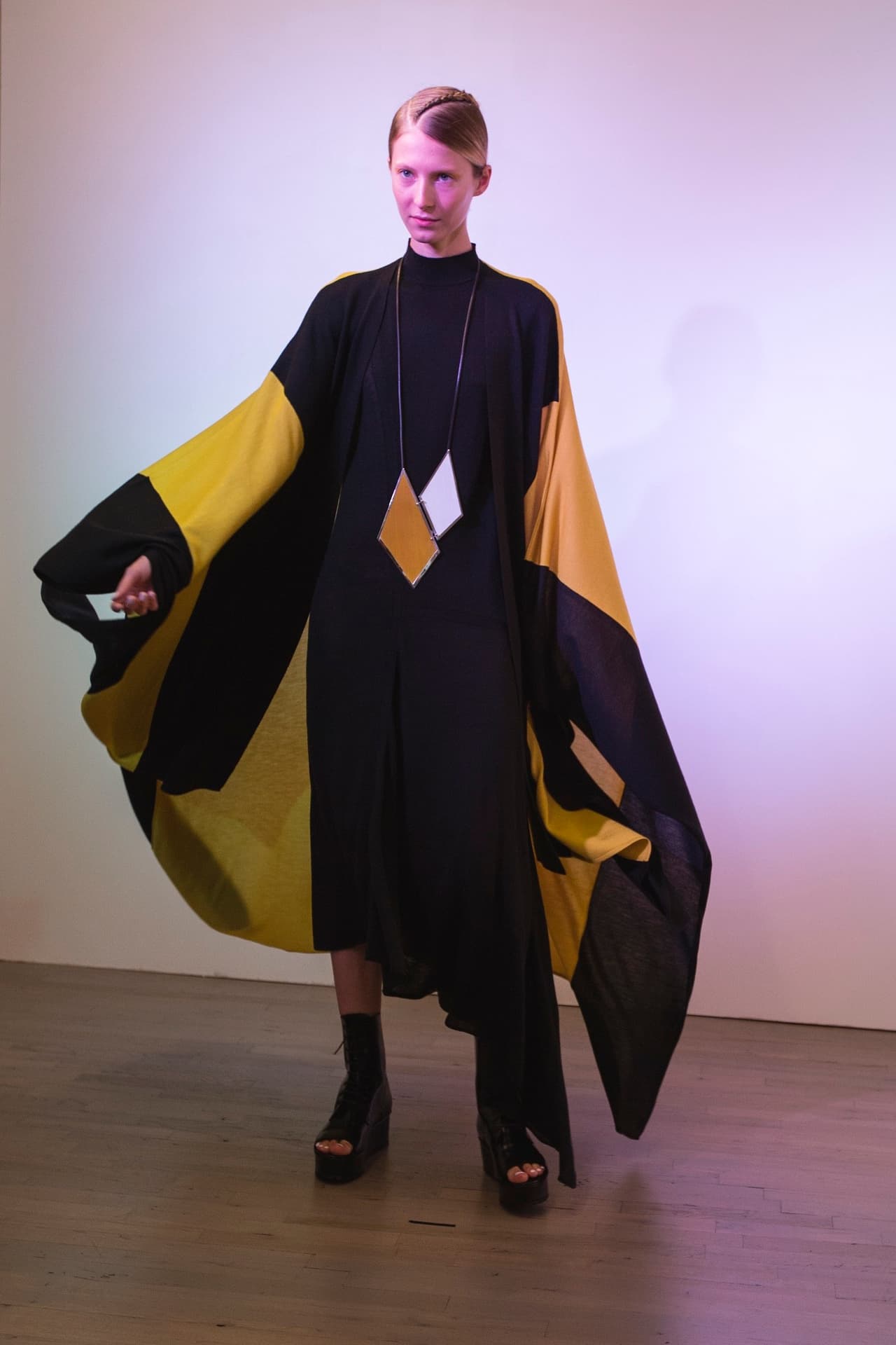 El NYFW ha comenzado, a lo largo de estos días tendremos un derroche de moda en la pasarela que seguro nos sorprenderá y nos dejara encantados. Las próximas tendencias nos iluminaran los ojos para estar a la vanguardia. ¡Qué comiencen los desfiles! Diseñador Víctor Alfaro. NYFW, Spring/Summer 2016 - 09/09/2015