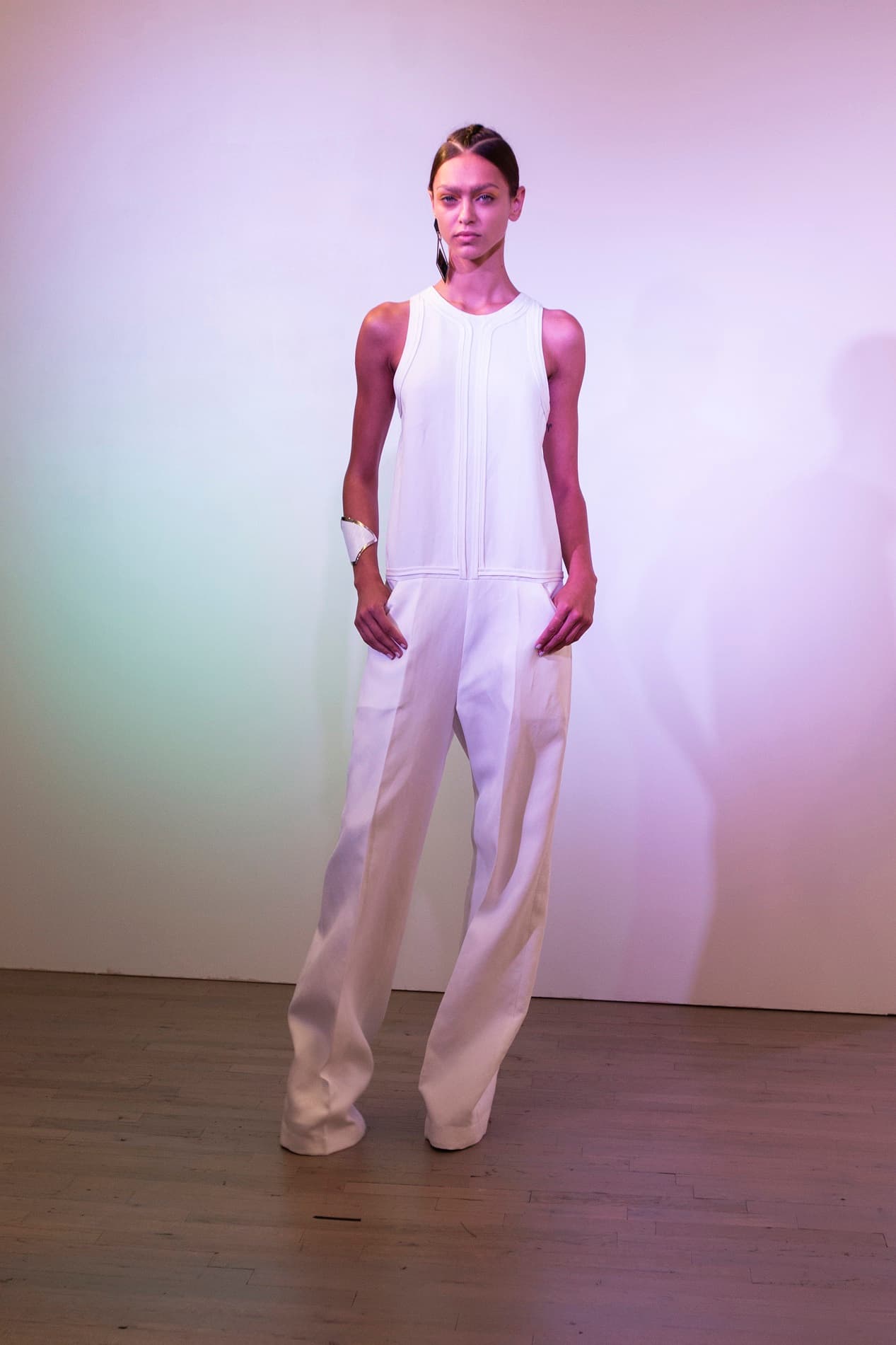 "Me gustan mucho la seda, la lana y, sobre todo, el cashmere. Creo que el lujo de hoy se da precisamente gracias a los materiales empleados. Eso hace la diferencia", afirma Alfaro. Diseñador Víctor Alfaro. NYFW, Spring/Summer 2016 - 09/09/2015