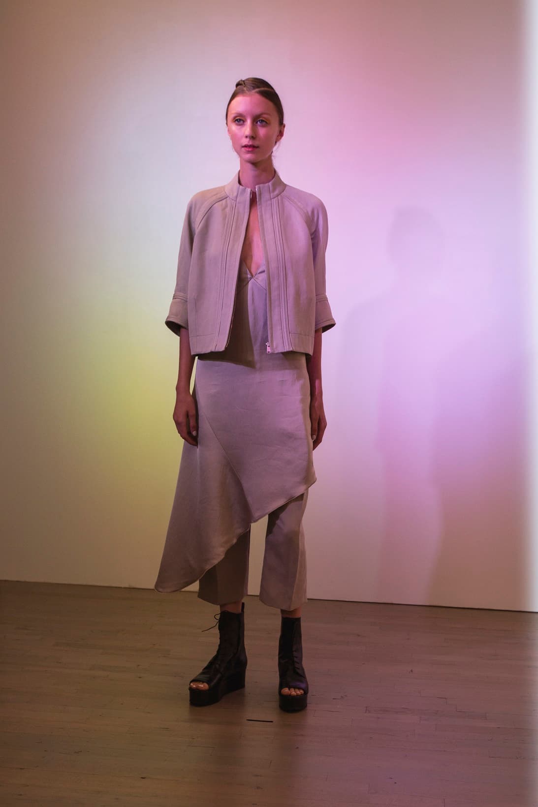 Las transparencias, las faldas a la cintura y los detalles étnicos destacaron en la tendencia que se espera para esta primavera. Diseñador Víctor Alfaro. NYFW, Spring/Summer 2016 - 09/09/2015