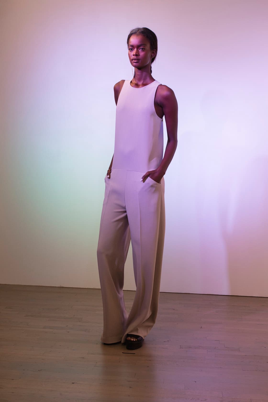 Alfaro afirma que "la única formación de diseño de moda que ha tenido fue estudiando a través de revistas de moda”. Lo que demuestra que su talento en nato. Diseñador Víctor Alfaro. NYFW, Spring/Summer 2016 - 09/09/2015