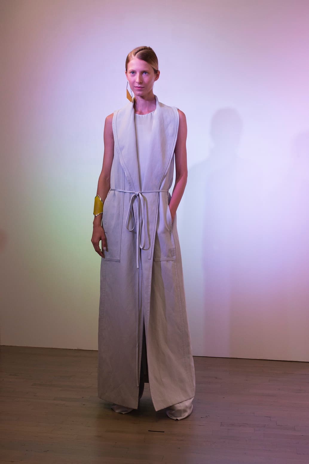 El diseñador de origen hispano Víctor Alfaro es uno de los presentadores en el NYFW y con gran éxito presente su colección que apuesta a la perfección de cortes. Diseñador Víctor Alfaro. NYFW, Spring/Summer 2016 - 09/09/2015