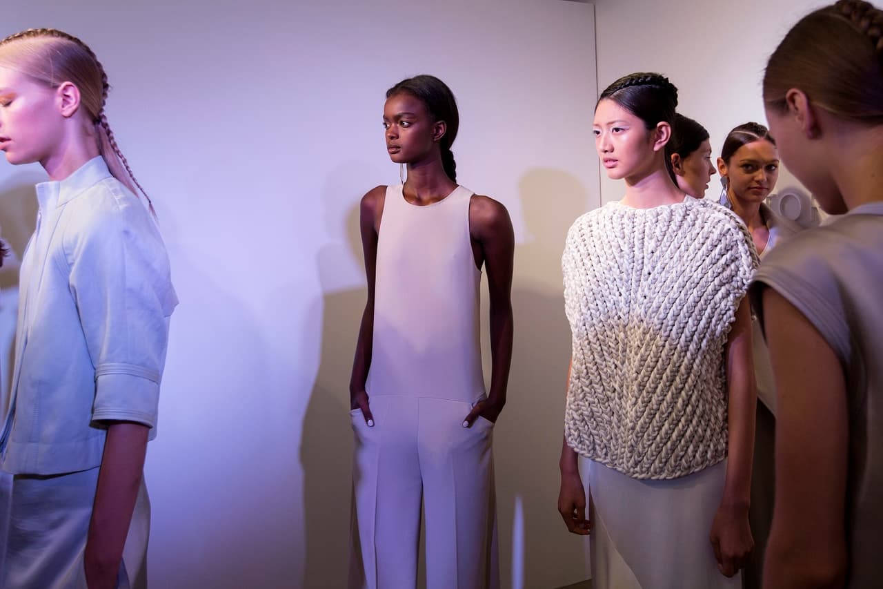 Cada una de las modelos estaba atenta a su entrada a la pasarela. Diseñador Víctor Alfaro. NYFW, Spring/Summer 2016 - 09/09/2015
