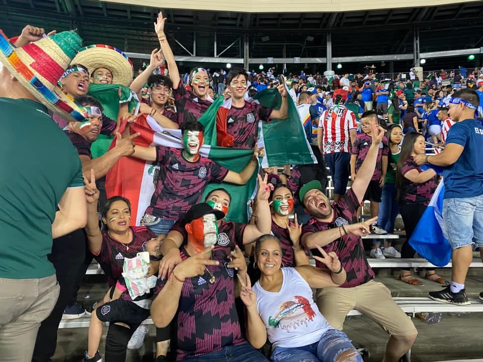 Este domingo se jugó el partido de México contra El Salvador en el estadio Cotton Bowl, en Dallas, en donde la selección Mexicana calificó como líder del Grupo A y ahora espera a su rival para los Cuartos de Final que saldrá del juego entre Panamá y Qatar.
<br>