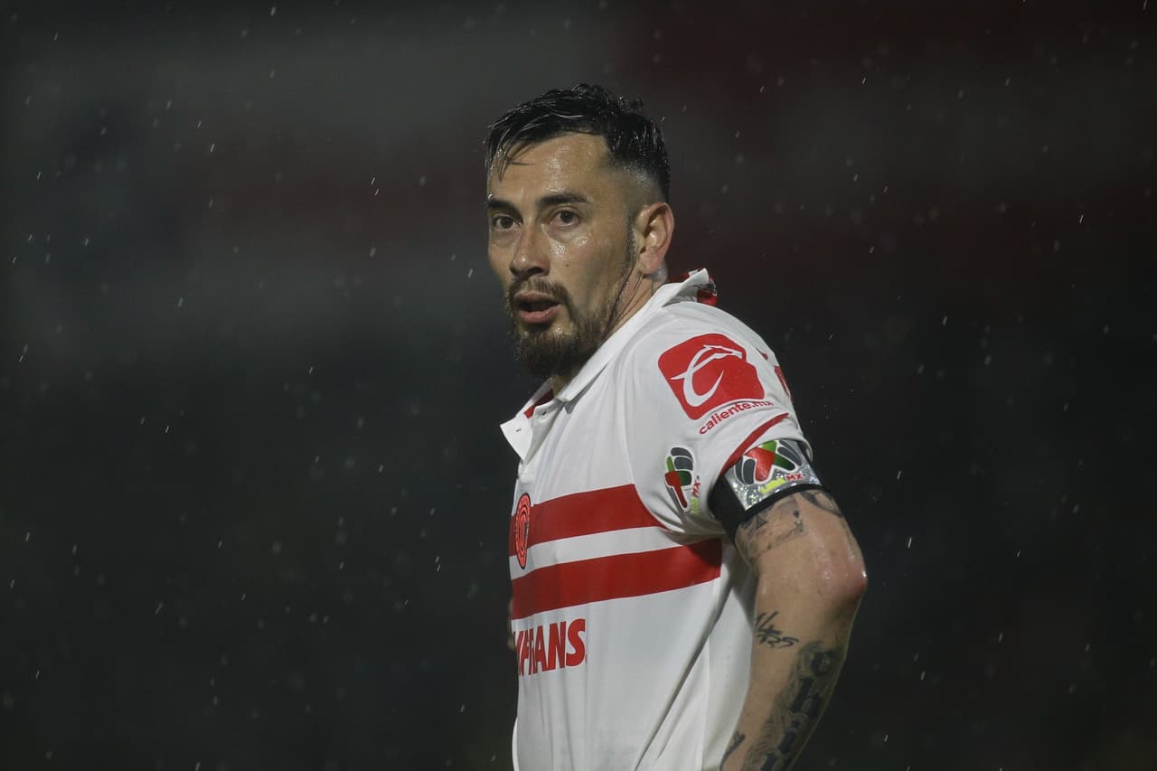 Exactamente al cuarto de hora, Toluca desperdició un penal a favor que Alexis Canelo cobró de forma lamentable y Rubens Sambueza remató aún peor al volar el esférico con el arco abierto.