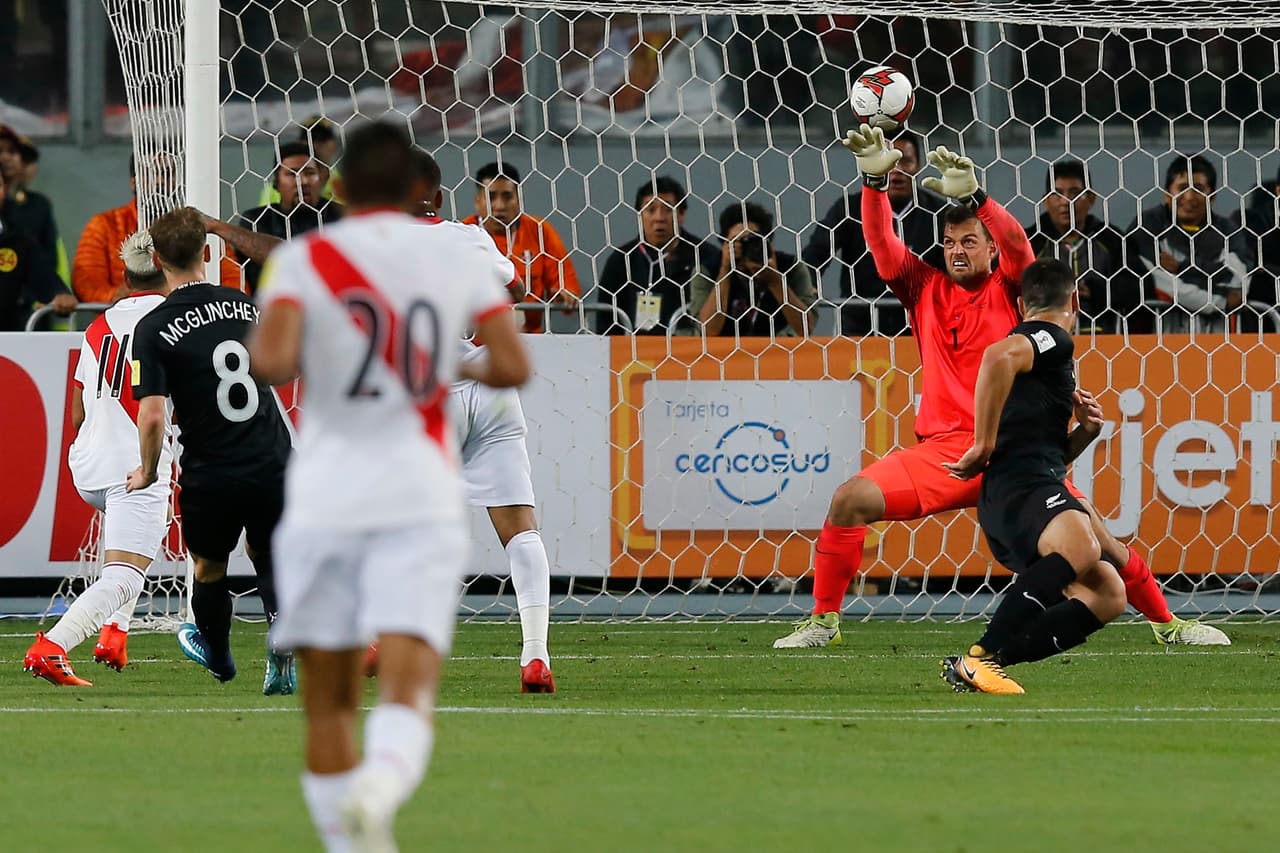 Tras una jugada por la izquierda de Cueva, el atacante Jefferson Farfán recibió el balón en el centro del área para rematar con potencia y marcar el gol al minuto 28.