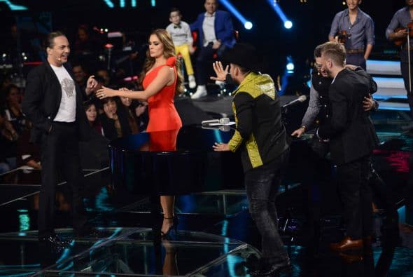 ¿Espinoza o Cristian? Ambos cantantes trataron de explicar cómo se seduce a una dama y dieron tremenda clase de consejos, los cuales aplicaron con la bella Galilea Montijo.