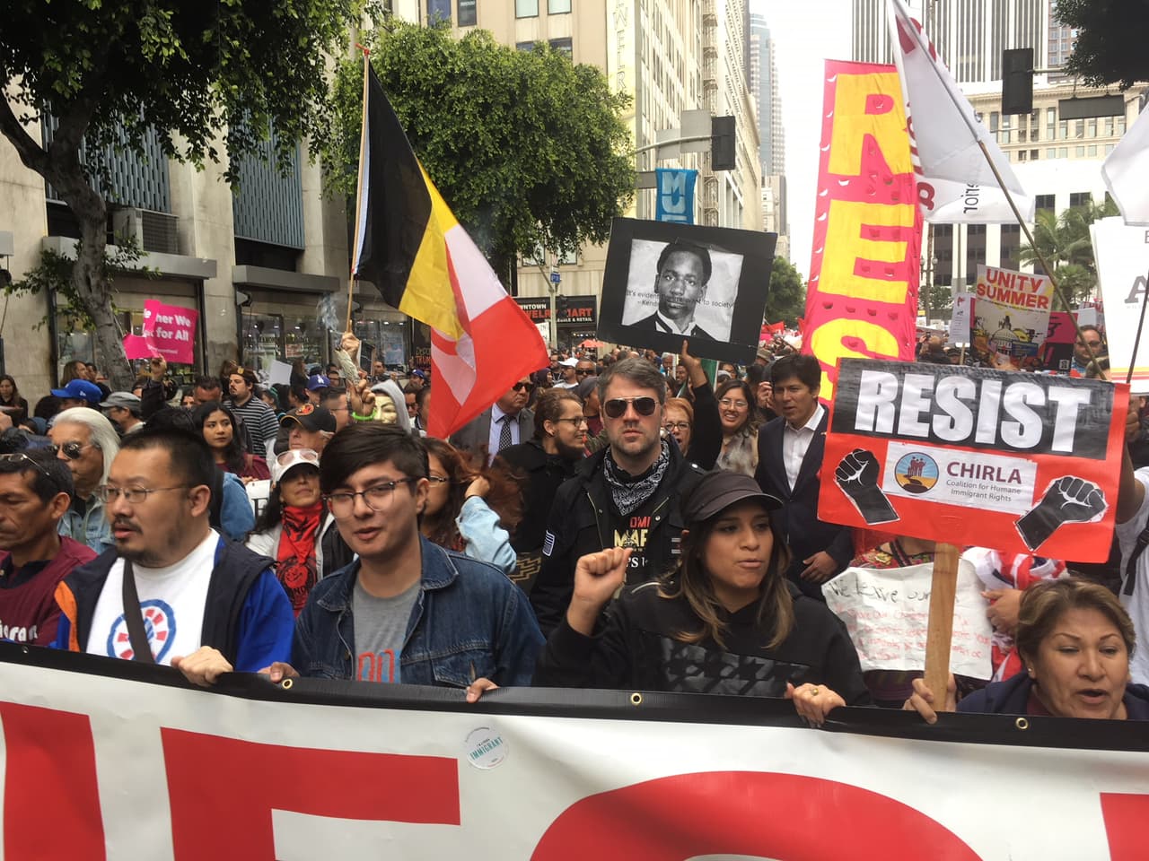 "Resiste": un mensaje de los inmigrantes que hace eco desde Los Ángeles hasta Tijuana