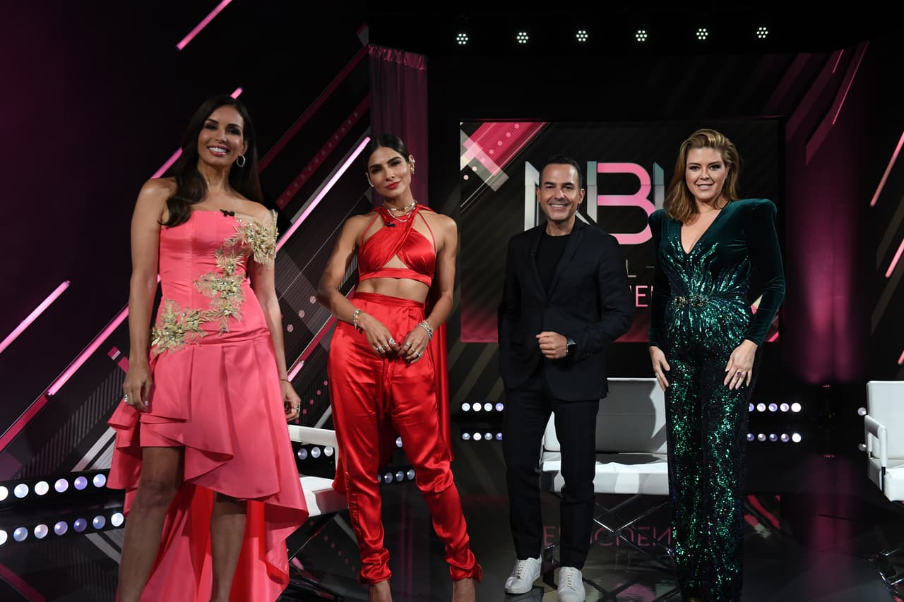 En este especial, Alejandra estuvo acompañada de Giselle Blondet, quien fuera conductora de la primera edición de Nuestra Belleza Latina, así como de dos de los jueces de dicha emisión: Carlitos Calderón y la ex Miss Universo, Alicia Machado.