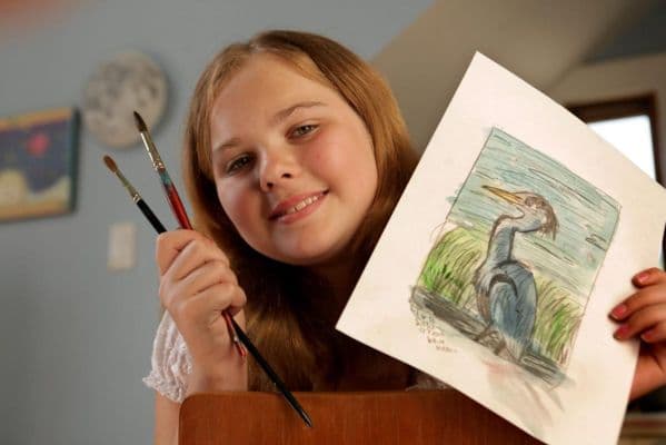 Esta jovencita neoyorquina, artista y ambientalista, 
<b>empezó a trabajar por el medio ambiente a los 10 años tras el derrame petrolero en el golfo de México</b>. Motivada por las imágenes de las aves sufriendo, 
<b>Olivia Bouler</b> aspirante a ornitóloga, 
<b>recaudó más de 200 mil dólares vendiendo dibujos.</b> Siempre inspirada por aves, 
<a href="http://http://www.oliviabouler.net" target="_blank">Olivia publicó un libro y sus dibujos son parte de una exhibición itinerante del Ned Smith Center for Art and Nature</a>.