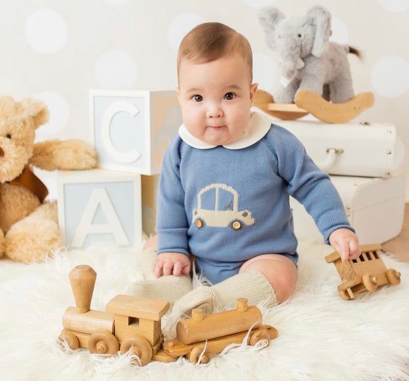 Un ambiente calido en pleno invierno fue el escenario que Pamela eligió para celebrar los 9 meses de vida del pequeño Ford, el cual lució cómodo y relajado -como siempre- mientras la cámara captaba sus reacciones. 
<b>"Siempre alegre, cariñoso, independiente y muy observador"</b>, escribió Pamela.