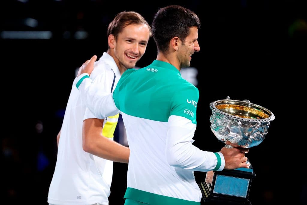 El serbio Novak Djokovic fulminó al ruso Daniil Medvedev al vencerle por 7-5, 6-2 y 6-2, en una final espectacular y demasiado corta, para levantar su noveno título del Australian Open y el tercero de forma consecutiva.