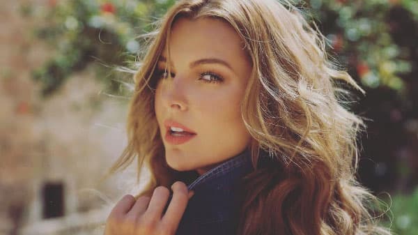 Cuando no tiene eventos trata de utilizar poco maquillaje, pues así su piel puede respirar mejor, por eso siempre luce muy natural.