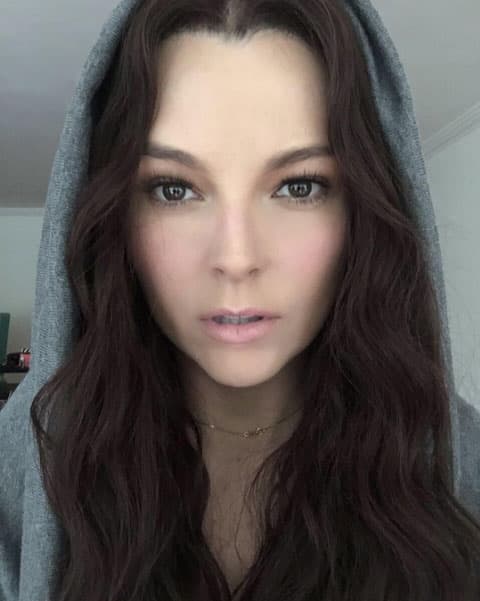 Se hidrata tomando mucha agua y también electrolitos, además trata de alejarse del sol para evitar los rayos UV.