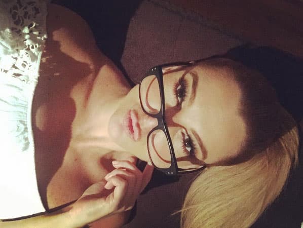 Para cuidar su rostro utiliza mascarillas naturales de aguacate, de chocolate, avena y de vitamina E.