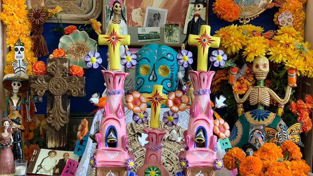 Hay altares que llegan a tener hasta siete niveles que simbolizan los pasos que se necesitan para llegar al cielo.