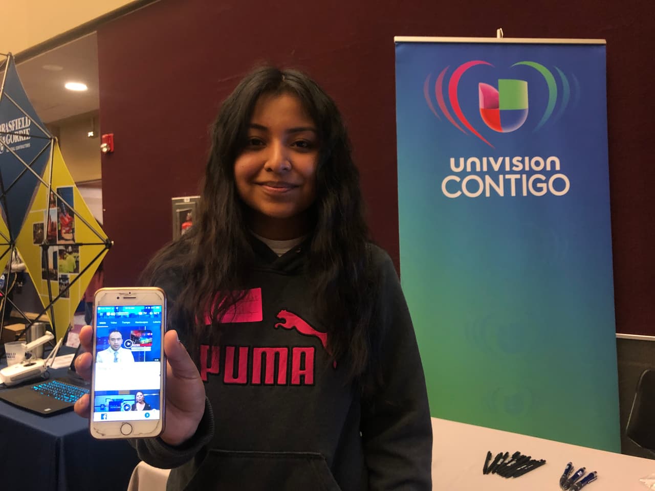 Estudiantes descargan la APP de Univision 40 North Carolina durante el Hispanic Education Summit 2019