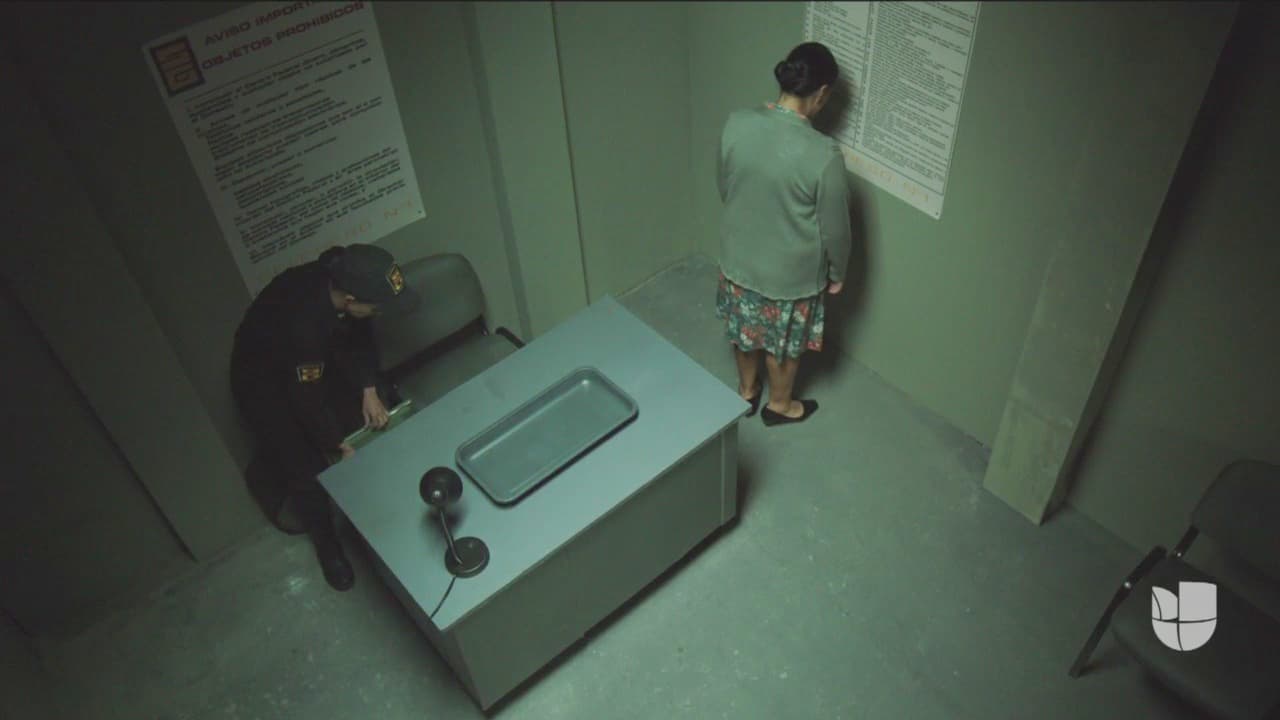 Los custodios la llevaron a una oscura oficina donde la obligaron a quitarse la ropa.