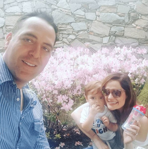 María Esther y Saúl se conocieron primero en una iglesia, luego estuvieron juntos en el colegio y finalmente formaron una relación que ha evolucionado en un sano matrimonio.