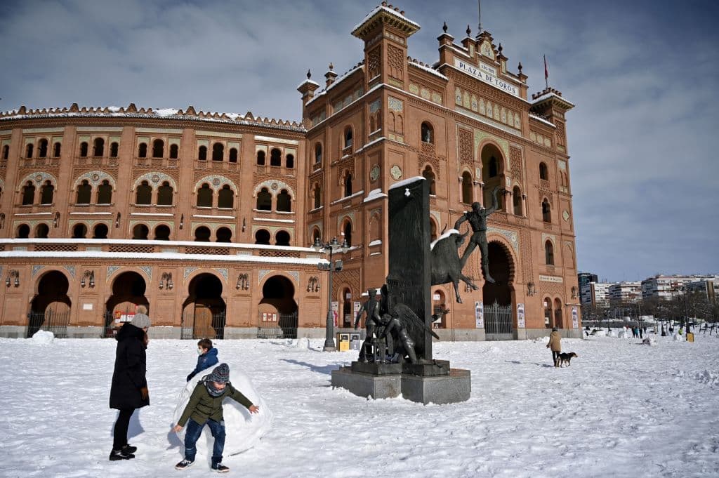 Una familia juega con la nieve afuera de la plaza de toros de Las Ventas, en la capital madrileña. La borrasca es la mayor que se ha registrado en la ciudad desde 1971, según las autoridades.