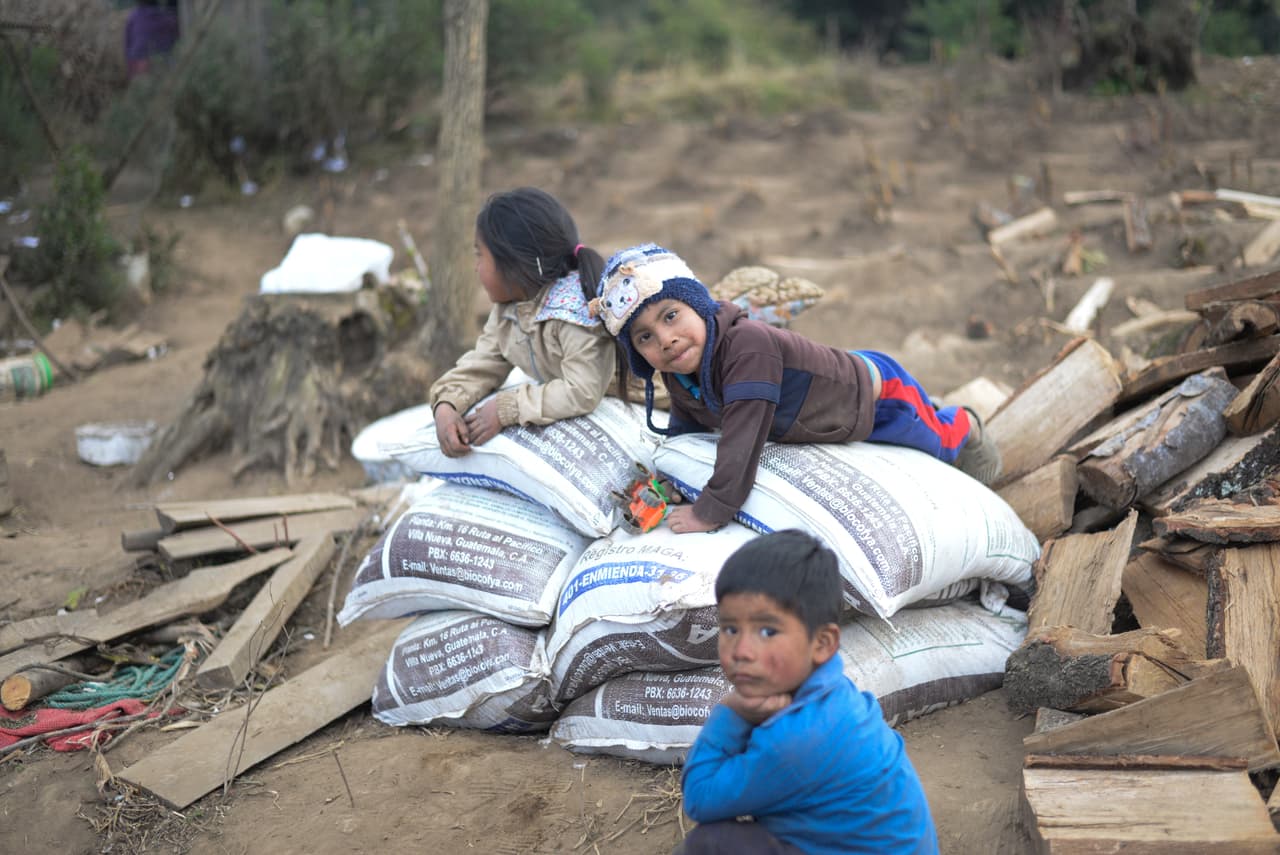 Otro de los jóvenes que se presume murieron en la masacre es Rivaldo Danilo, de 18 años. En la imagen tres niños de su familia.