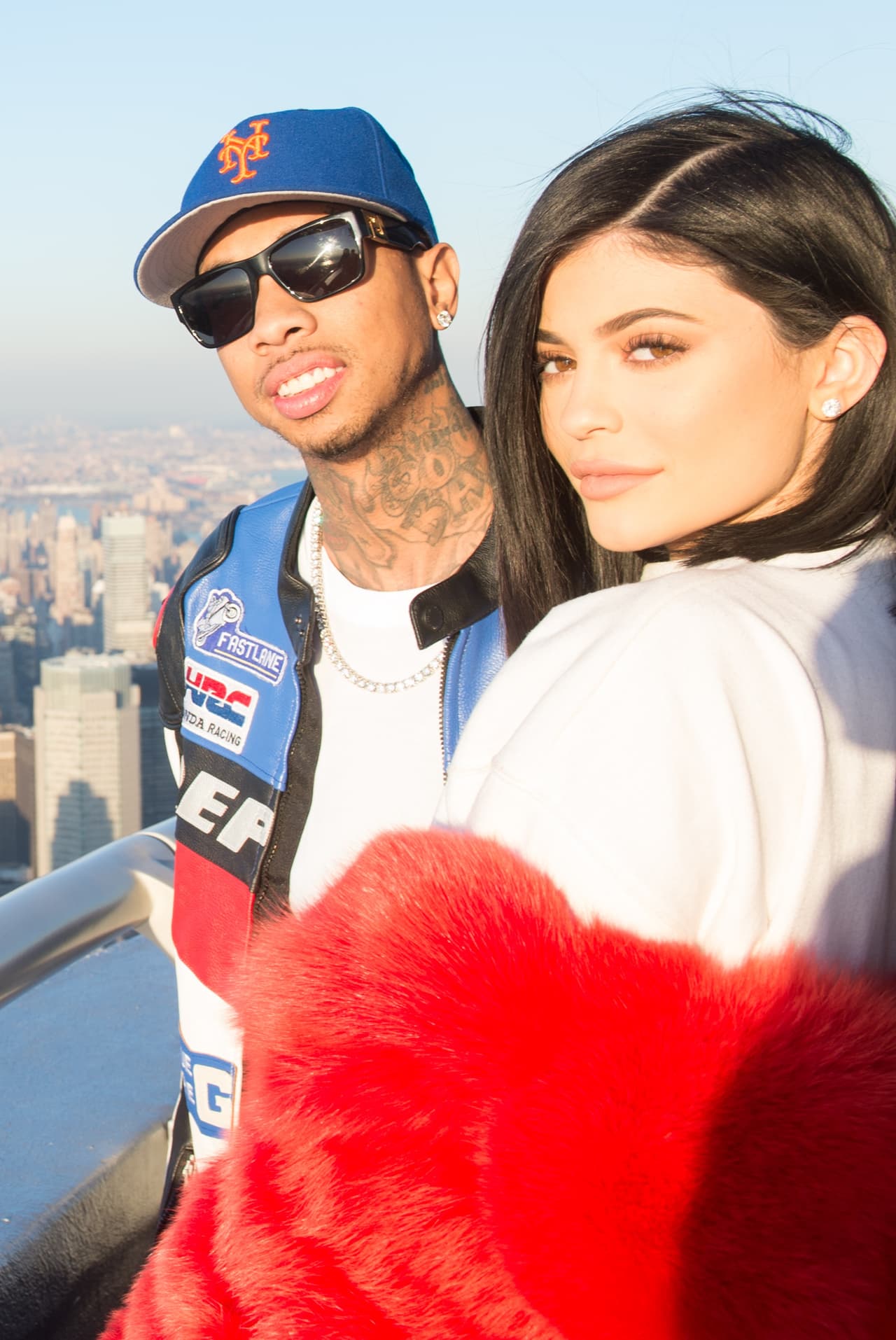 Según lo reseñado, 
<b><a href="https://www.univision.com/entretenimiento/parejas/se-tatuo-kylie-jenner-por-tyga-video/embed" target="_blank">Tyga, ex de Kylie Jenner</a></b>, estaba en ese hotel, trabajando en el estudio de grabación, cuando ella llegó. El que ambos hubiesen coincidido en el mismo lugar, dio pie a especulaciones, que la menor del clan Kardashian Jenner no estuvo dispuesta a fortalecer.