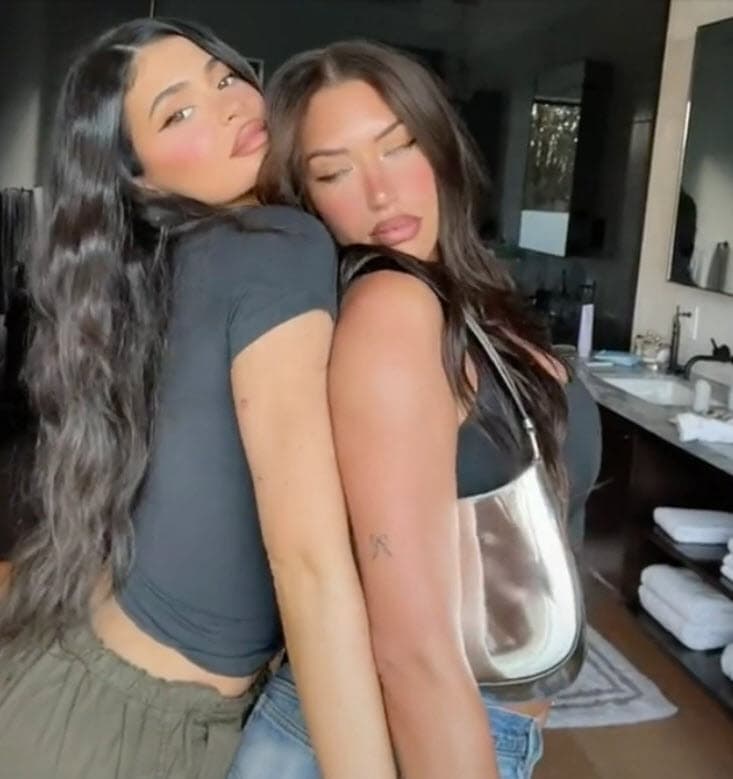 Parecían estar luciendo el mismo pigmento labial con un delineador que definía la forma y el tamaño de sus labios.
<br>