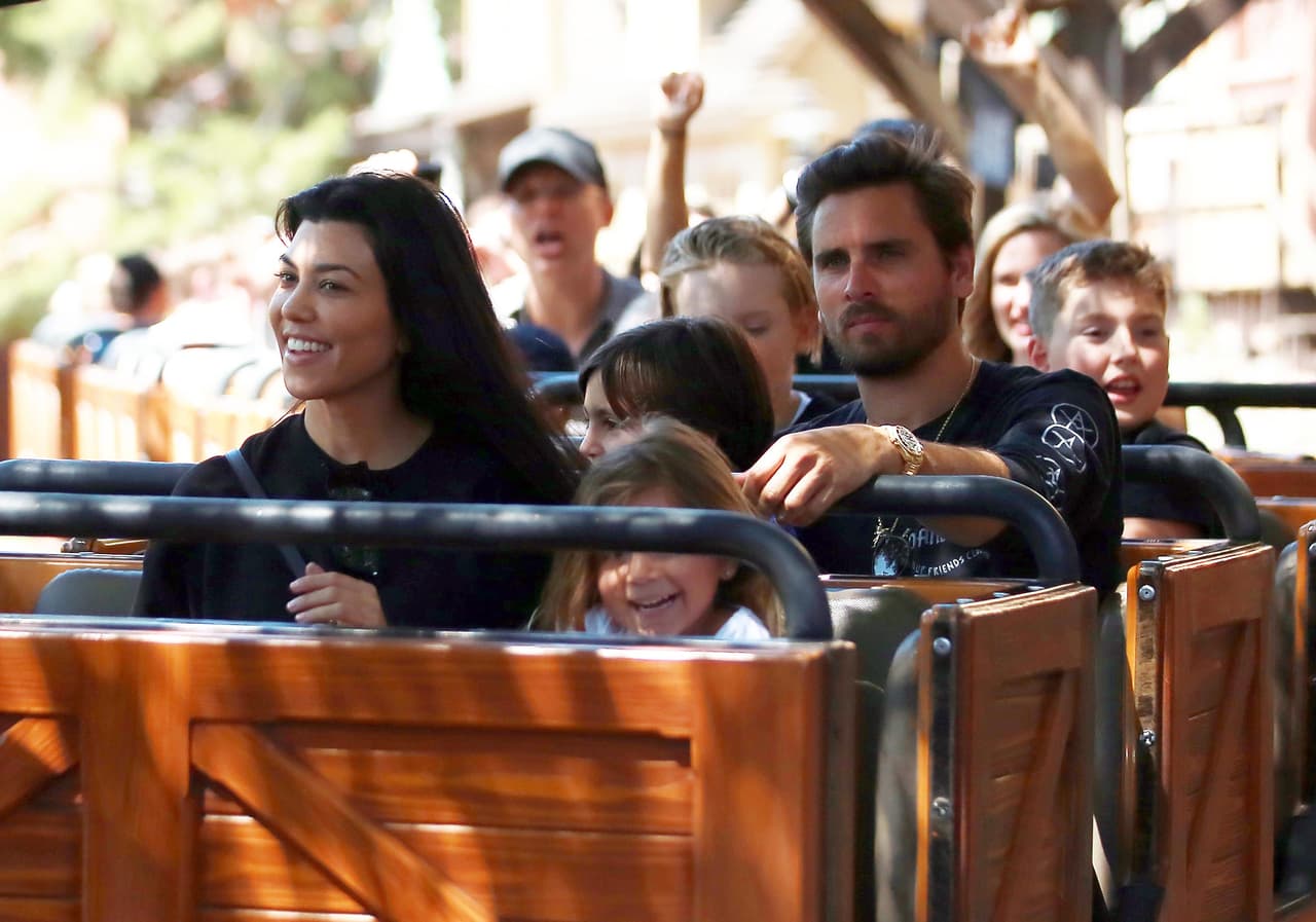 Kourtney, Scott y los chicos disfrutaron de juegos clásicos como 'It's A Small World', 'Thunder Mountain', 'Dumbo' y 'Mr Toad's Wild Adventure'.