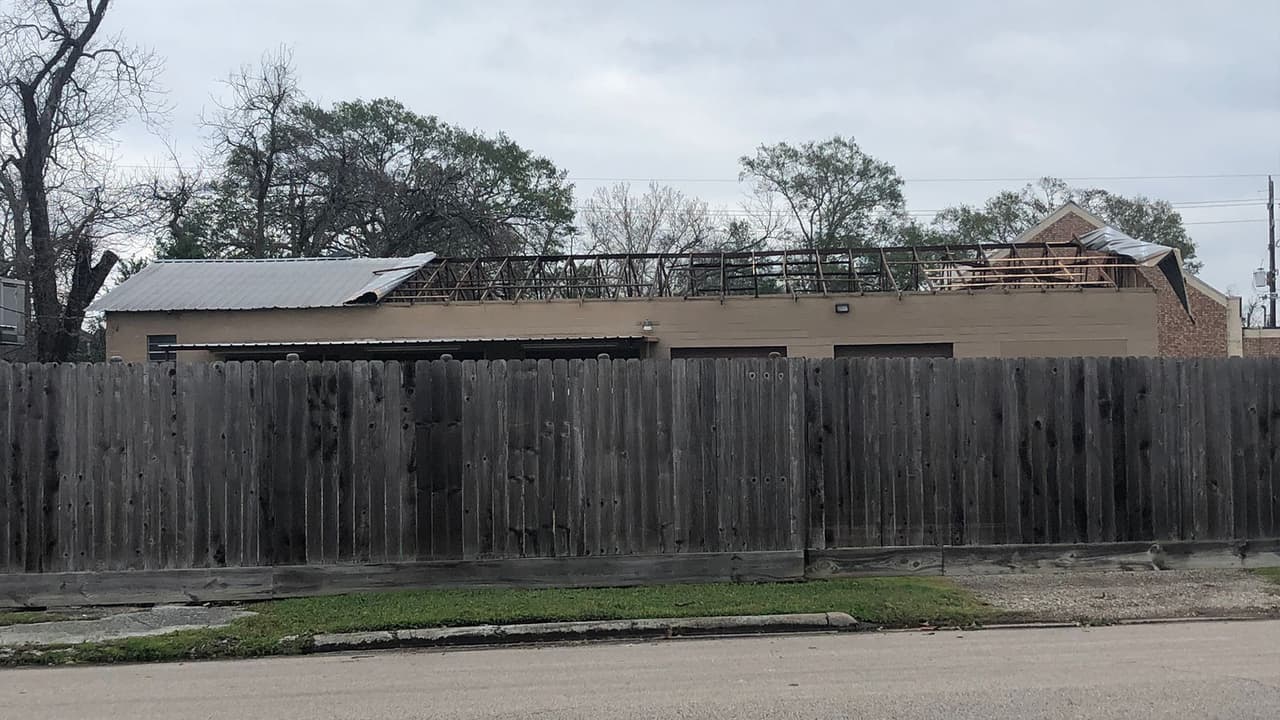 En
<a href="https://www.univision.com/local/houston-kxln/estamos-listos-para-ayudar-la-cruz-roja-brinda-asistencia-a-afectados-por-paso-de-tornado-en-humble-texas-video">Humble</a> y Kingwood se registraron tornados EF-1, los cuales pueden ocasionar daños moderados y llegan a registrar vientos entre 86 y 110 millas por hora.