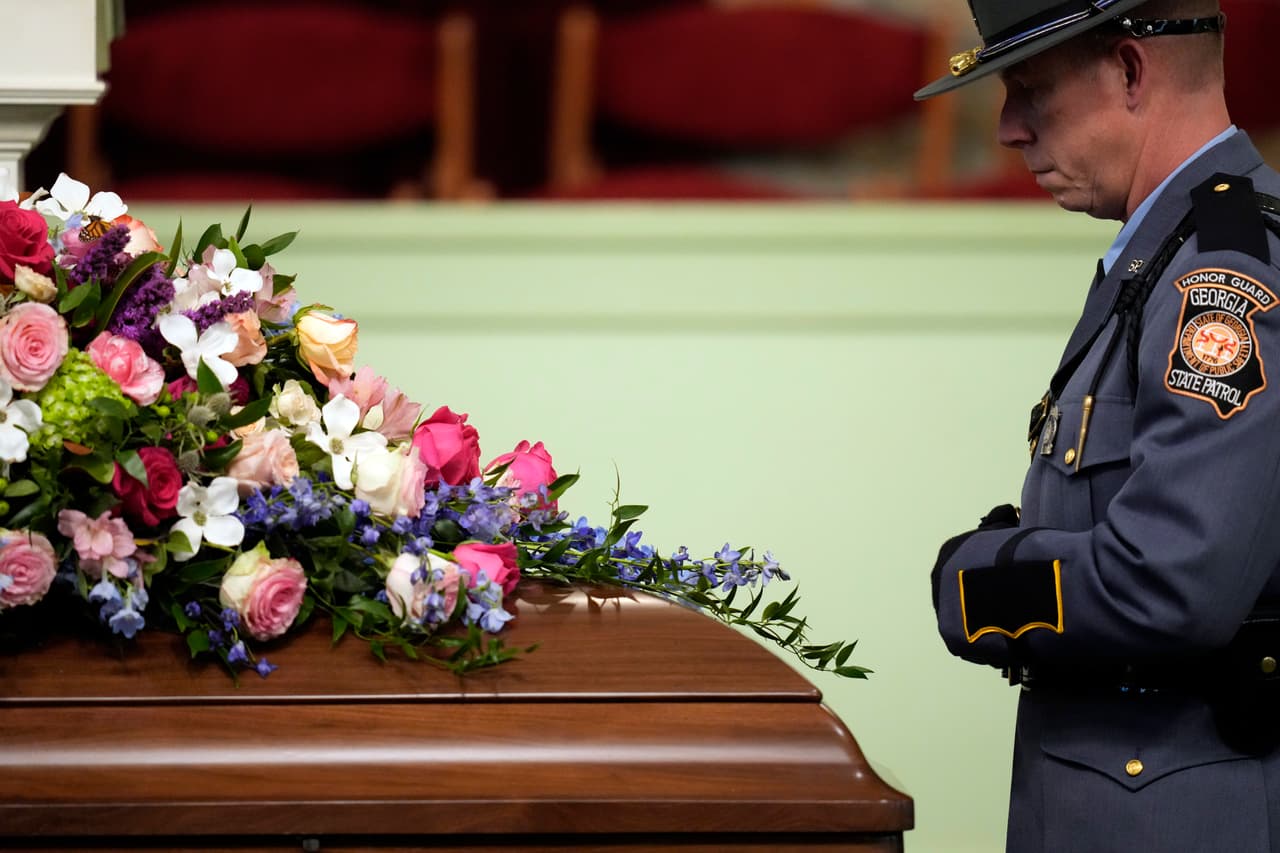 Un miembro de la guardia de honor de la Patrulla Estatal de Georgia se encuentra junto al ataúd antes del funeral de la ex primera dama Rosalynn Carter en la Iglesia Bautista Maranatha, el miércoles 29 de noviembre de 2023, en Plains, Georgia.