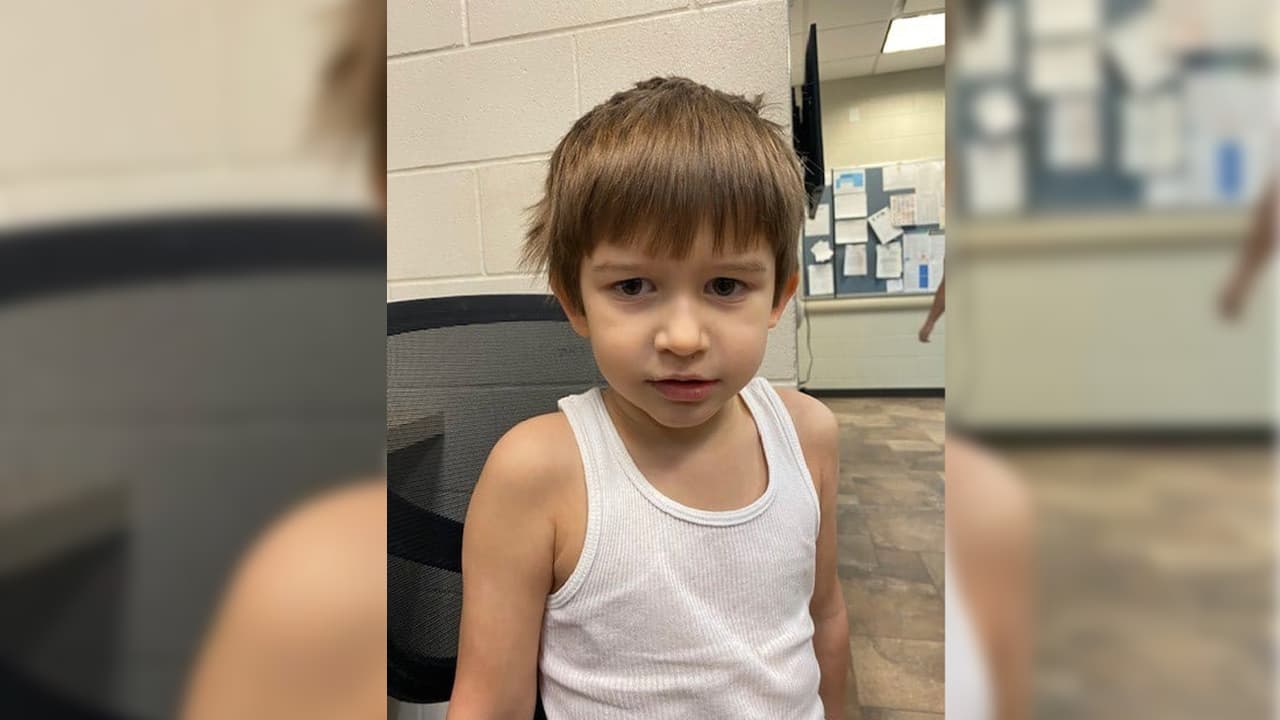 Hallan a un niño caminado solo en una calle de Selma, Texas, pero tras la pronta reacción de la policía localizan a los padres