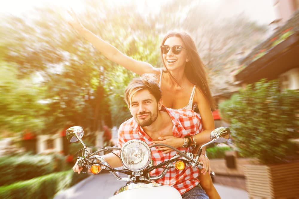 Con la influencia que estás recibiendo del tránsito directo del planeta del amor la tendencia predominante es a vivir intensamente estas semanas de marzo que tienes frente a ti. Eliminarás las preocupaciones e inquietudes y plantearás lo que deseas a tu pareja. Eso es positivo ya que no vas a repetir lo mismo a la hora del amor y harás lo que realmente alegre y divierte a tu pareja.
<br>