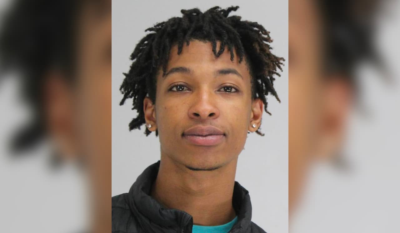 Ese mismo día 
<a href="https://www.univision.com/local/dallas-kuvn/arrestan-a-un-joven-vinculado-al-caso-del-homicidio-de-un-nino-de-4-anos-en-dallas-video">Darriynn Brown, de 18 años, fue arrestado</a> bajo cargos de secuestro y robo.
<br>