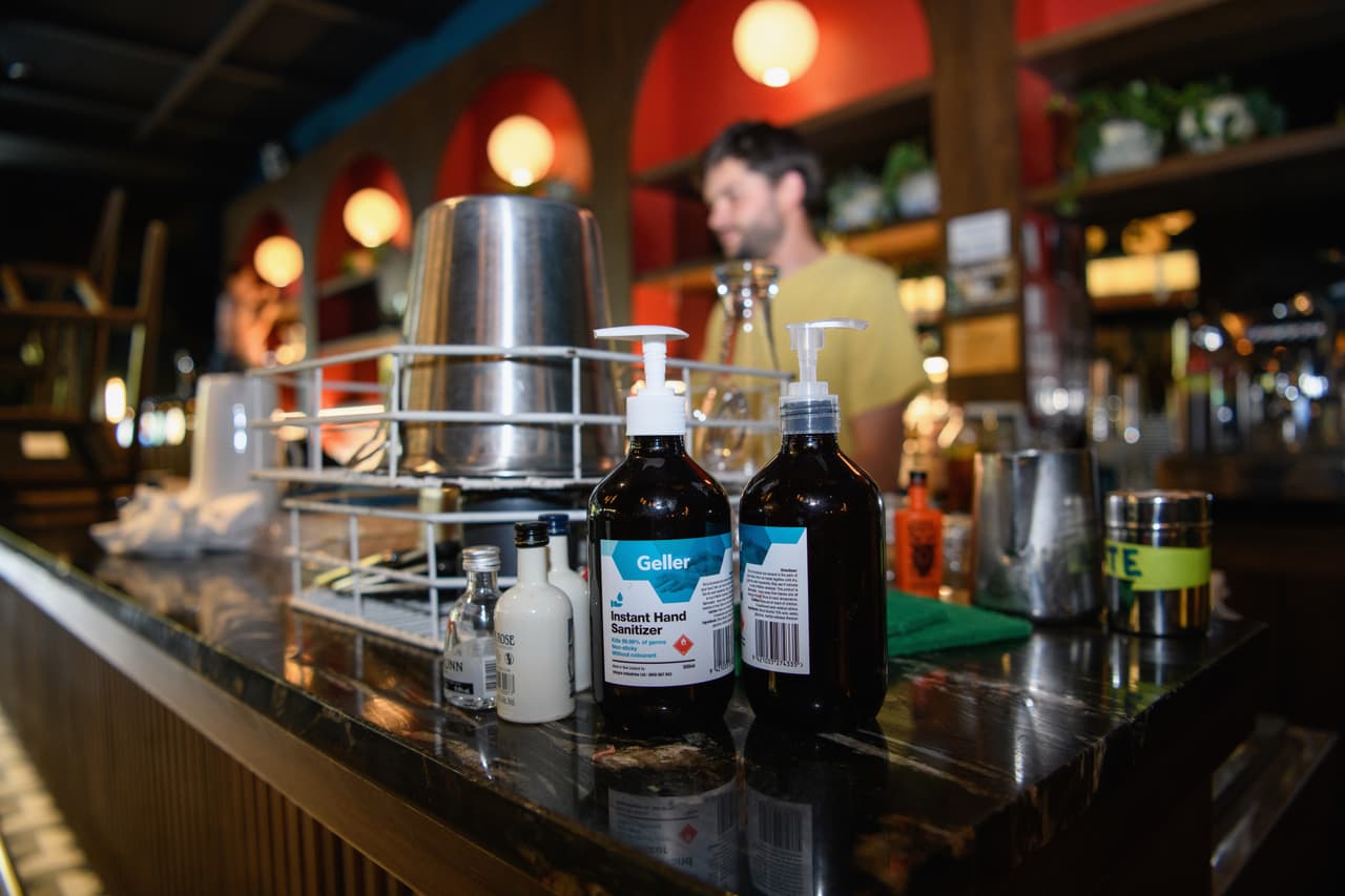 Proveer desinfectante para manos con al menos 60% de alcohol en la entrada.