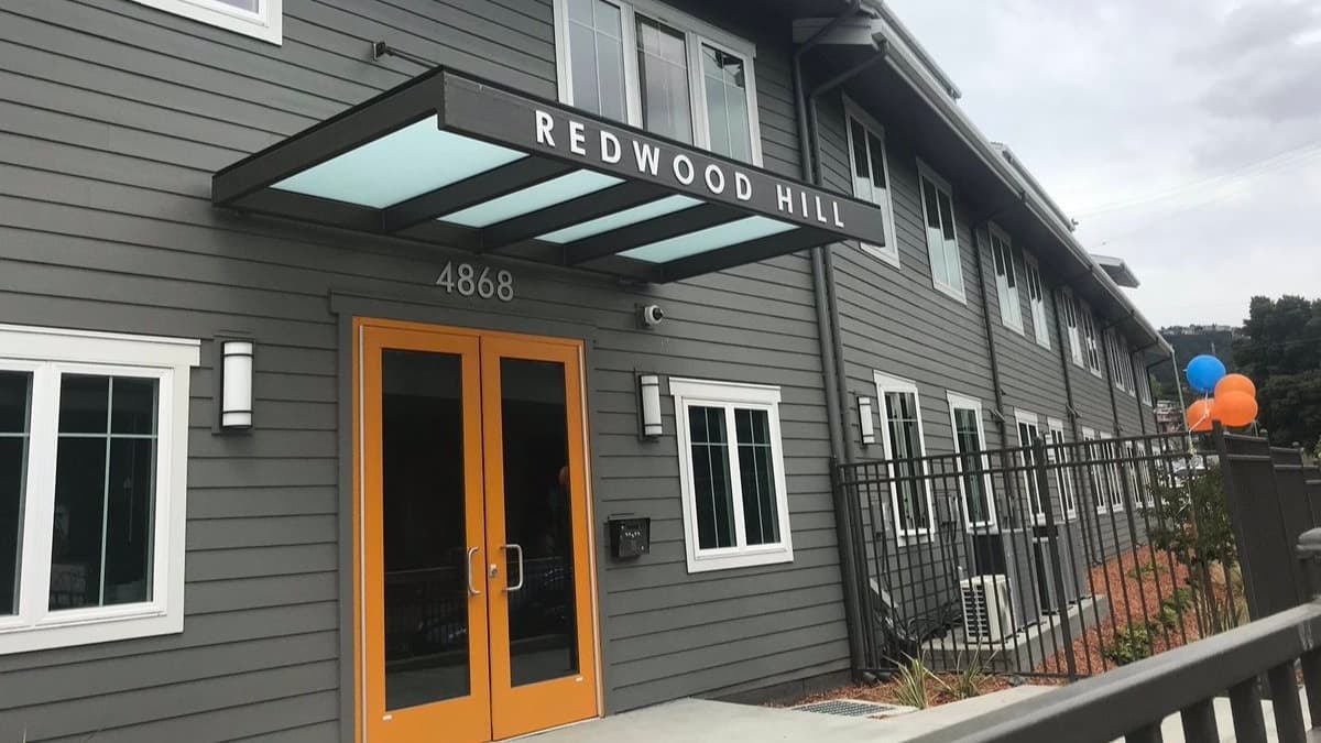 4,000 personas solicitan espacio en complejo de casas asequibles en Oakland, pero solo hay 28 unidades