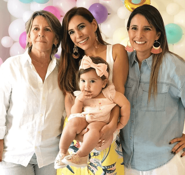 Vela, una mujer ejemplar, una hija talentosa, una hermana cariñosa y una mamá orgullosa. 👏👏👏