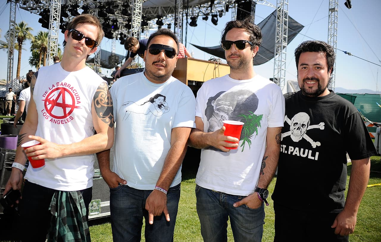 MolotovDesde que lanzaron su primer disco y consiguieron más de un millón de ejemplares vendidos, los expertos los han analizado y comparado hasta con los Red Hot Chili Peppers.