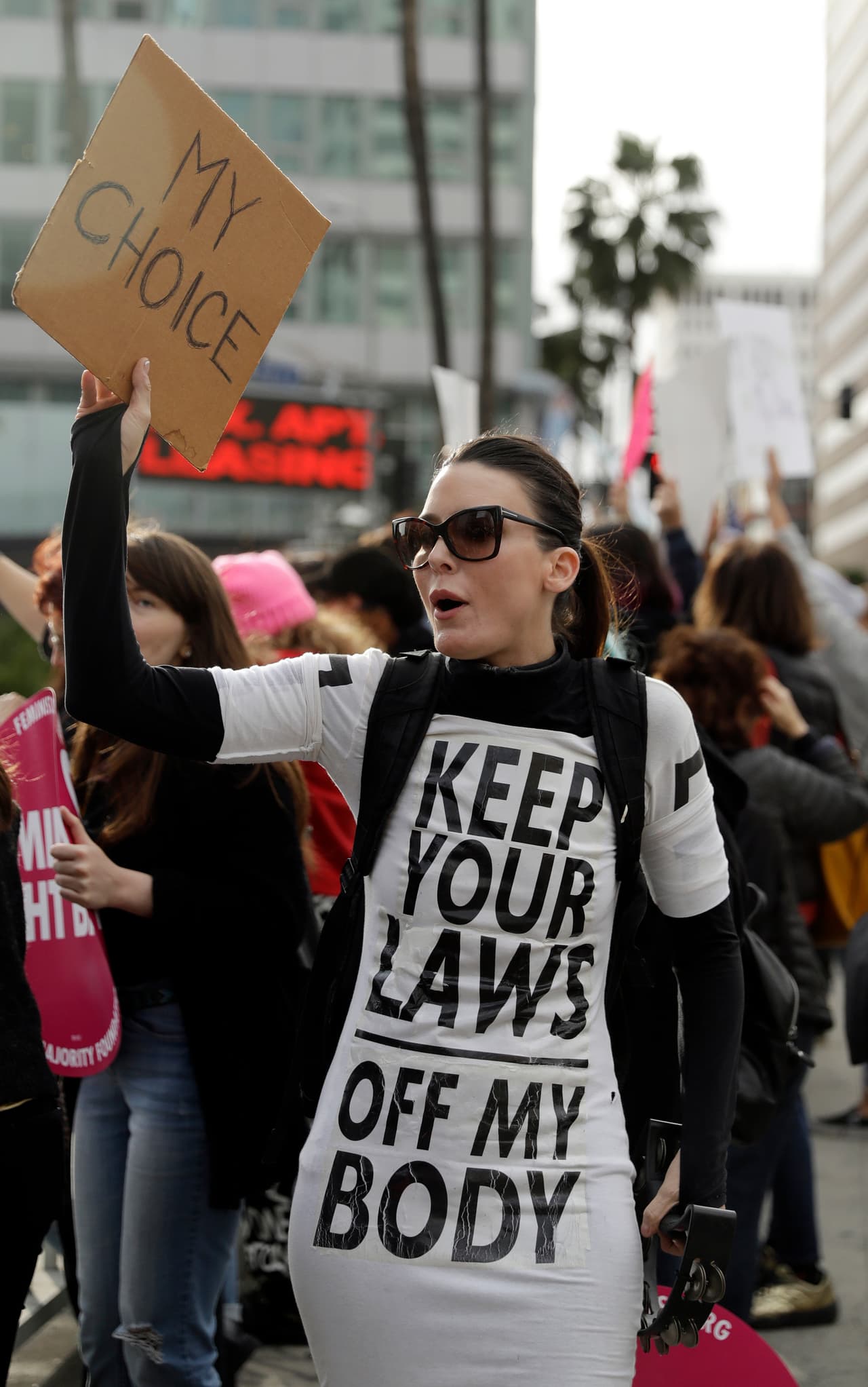 La ley estipula castigos de hasta 99 años de prisión al médico que practique un aborto. La única excepción que permite interrumpir el embarazo es el caso en que la madre o el feto corran riesgo de muerte.