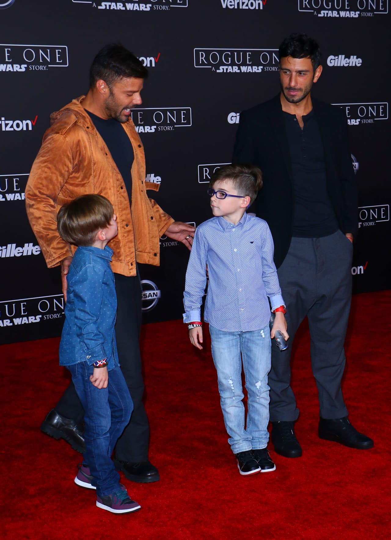 El también actor cría a sus pequeños junto a su esposo
<b><a href="https://www.univision.com/entretenimiento/de-cuento-de-hadas-ricky-martin-y-su-romantica-historia-de-amor-fotos#efde3ad70001">Jwan Yosef</a></b>, a quien conoció en 2015 y en enero de este año confesó que contrajeron matrimonio en una
<b><a href="https://www.univision.com/entretenimiento/ricky-martin-ya-se-caso-con-jwan-yosef">ceremonia secreta</a></b> y, por tanto, muy íntima.