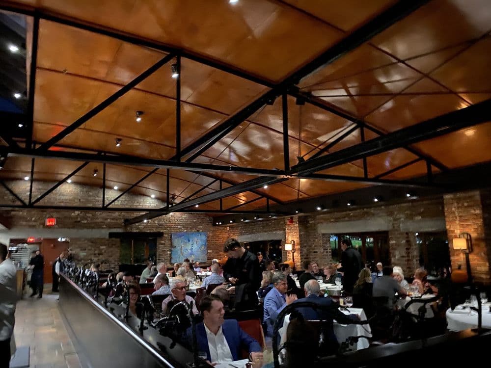 <b>Canoe</b>
<br>
<b>Dirección</b>: 4199 Paces Ferry Rd SE. Atlanta, GA
<br>
<b>Teléfono</b>: (770) 432-2663
<br>
<b>Sitio web</b>: 
<a href="https://www.canoeatl.com/">https://www.canoeatl.com/</a> 
<br>
<a href="https://www.yelp.com/map/canoe-atlanta-2"><b>Cómo llegar</b></a>
<br>
<br>Una usuaria de Yelp, dijo: “Es el lugar más lindo y dulce para citas nocturnas y ocasiones especiales. Canoe hizo todo lo posible para nuestro aniversario, comenzando con sus menús especiales”.