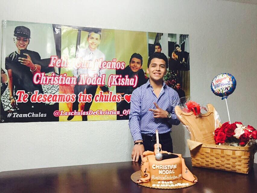 Aquí Christian recibiendo los detalles que sus admiradoras le mandan constantemente.