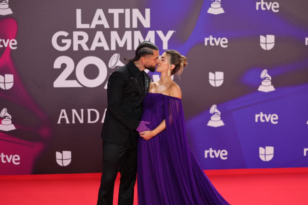 Se dejaron ver muy enamorados y se besaron mientras el cantante le tocaba la pancita a su novia.